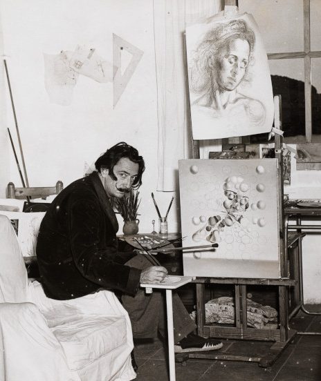 Carlos Pérez de Rozas, Salvador Dalí pintant l'obra Gala Placídia al taller de Portlligat, c. 1952.