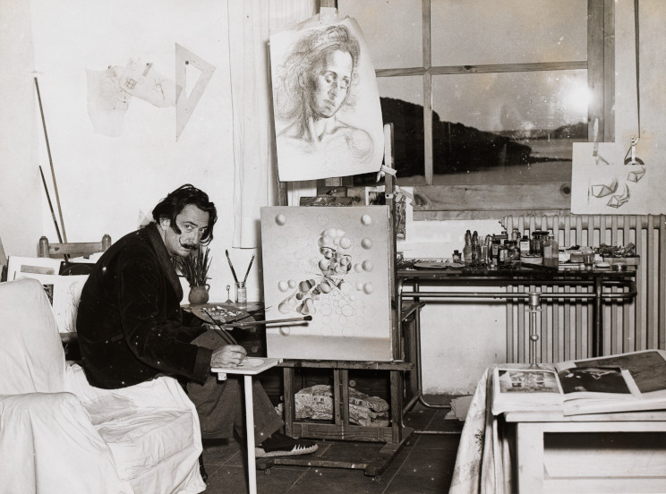 Carlos Pérez de Rozas, Salvador Dalí pintant l'obra Gala Placídia al taller de Portlligat, c. 1952.