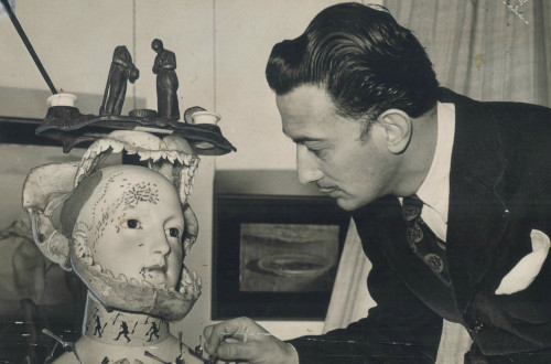 Dalí amb el Bust de dona retrospectiu devorat per les formigues i les culleres, 1939. Getty Images